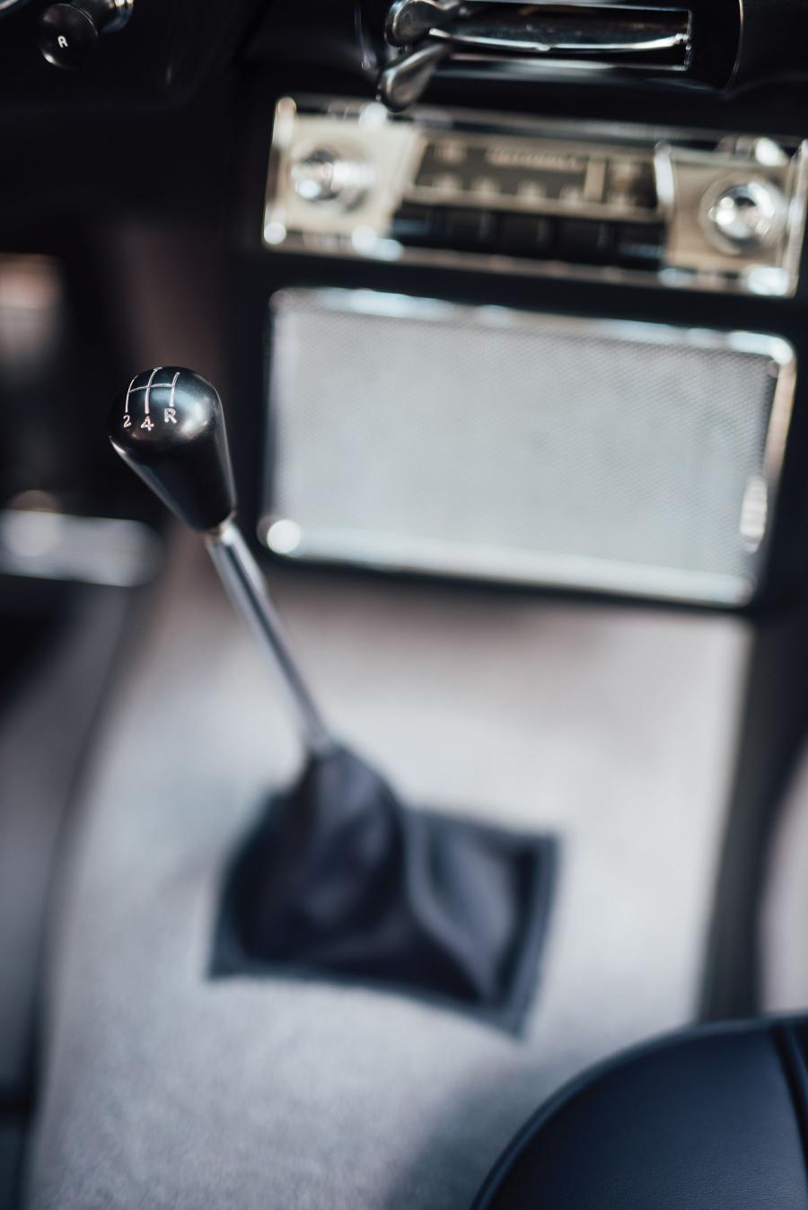 Детали интерьера Aston Martin DB4 (Series II) 1960 года  (NA) (фото 13 из 41)